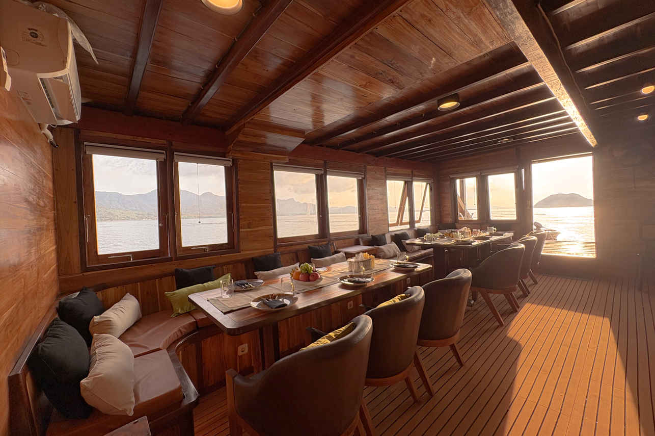 Dining Room - Sundari Voyages