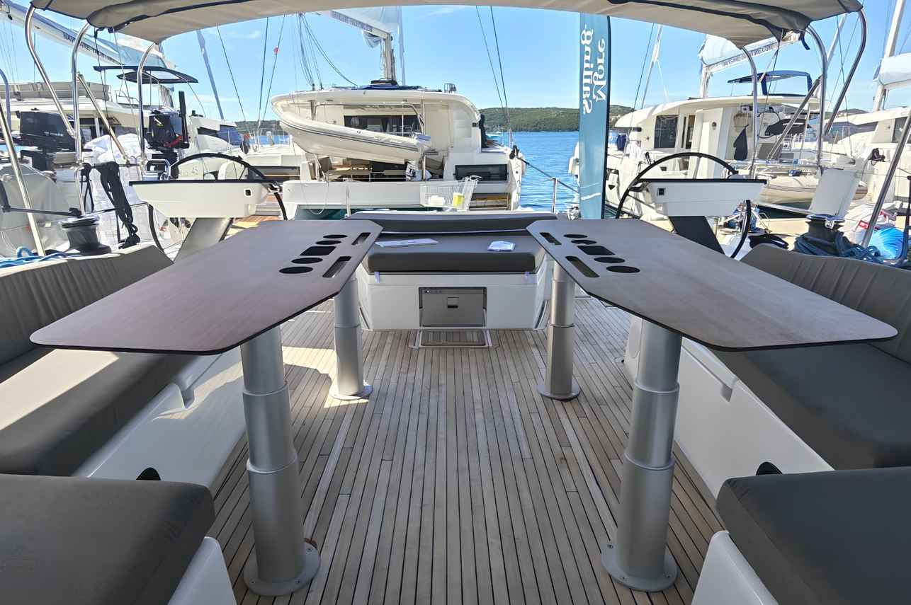 Outdoor Lounge - Dufour 54