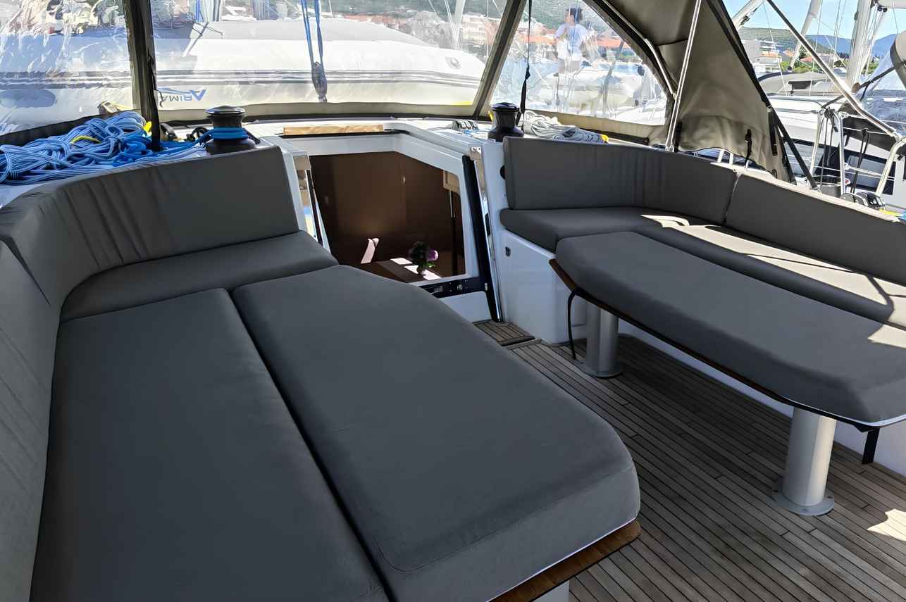 Outdoor Lounge - Dufour 54