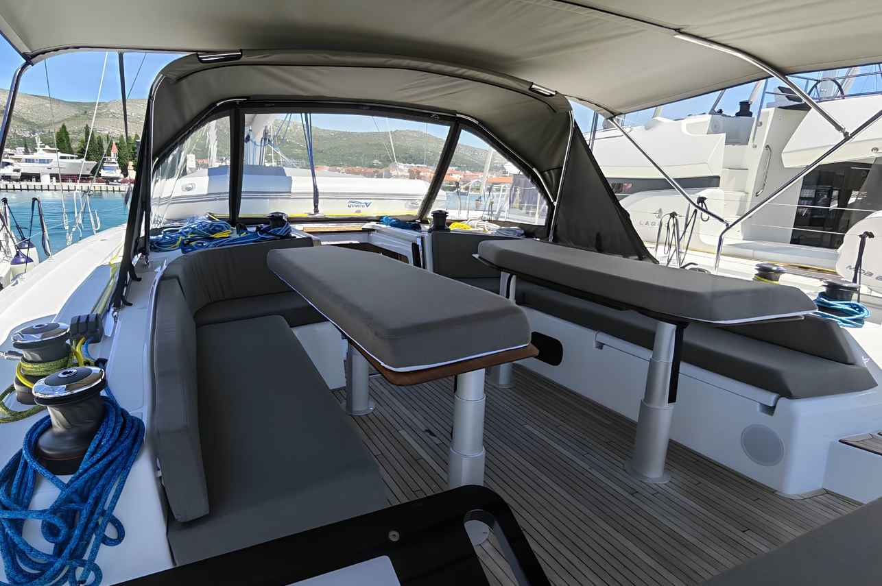 Outdoor Lounge - Dufour 54