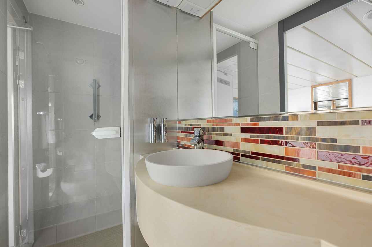 En-Suite bathrooms - National Geographic Gemini