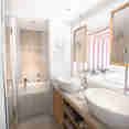 Cabin F En-suite Bathroom