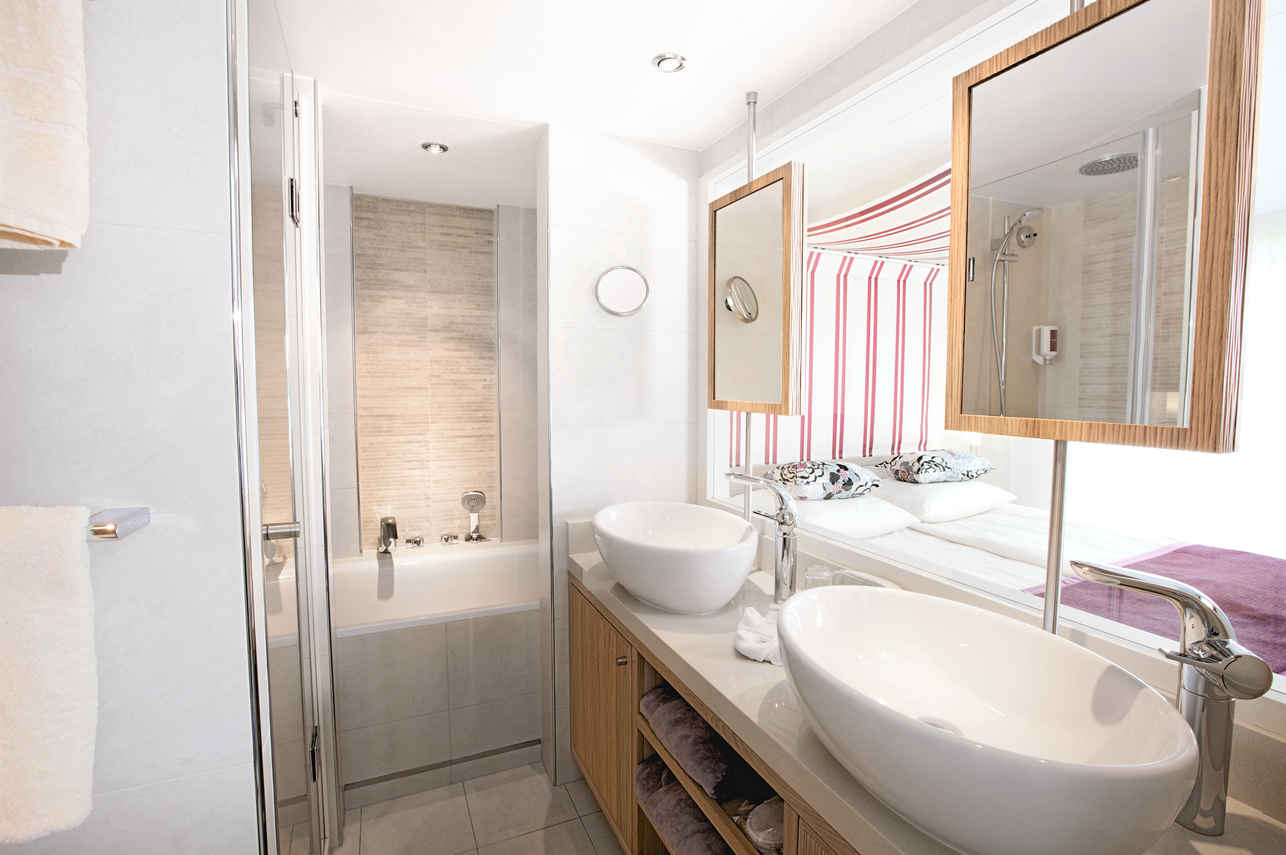 Cabin F En-suite Bathroom
