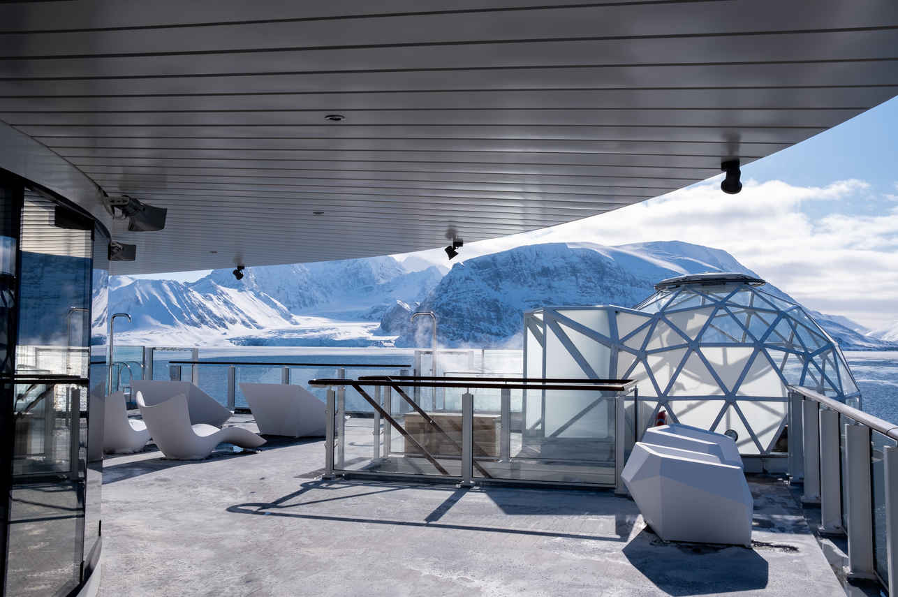 Igloo & Infinity Edge Pool