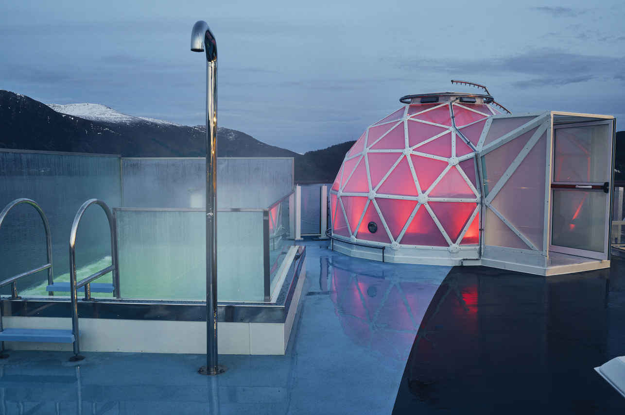 Igloo & Infinity Edge Pool