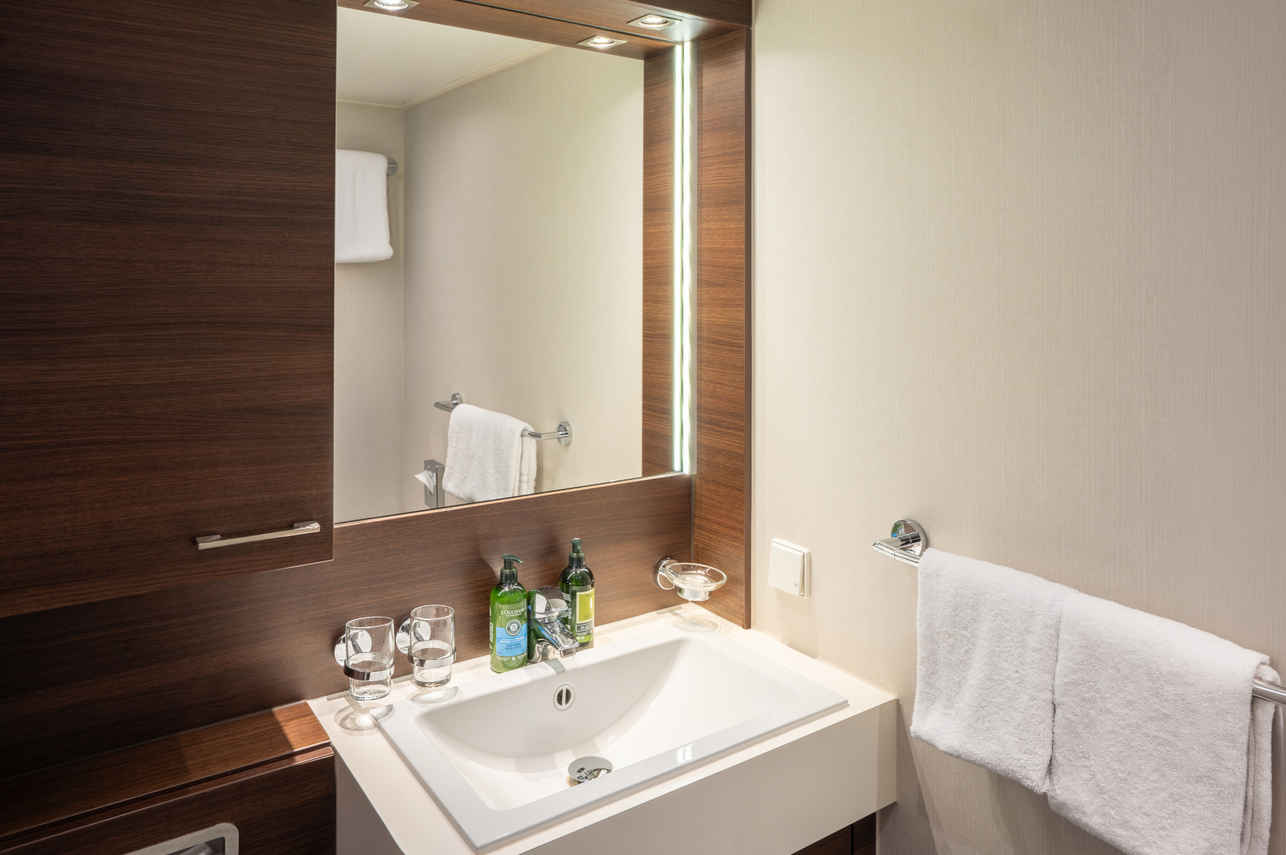 Cabin C and D - En-suite Bathroom