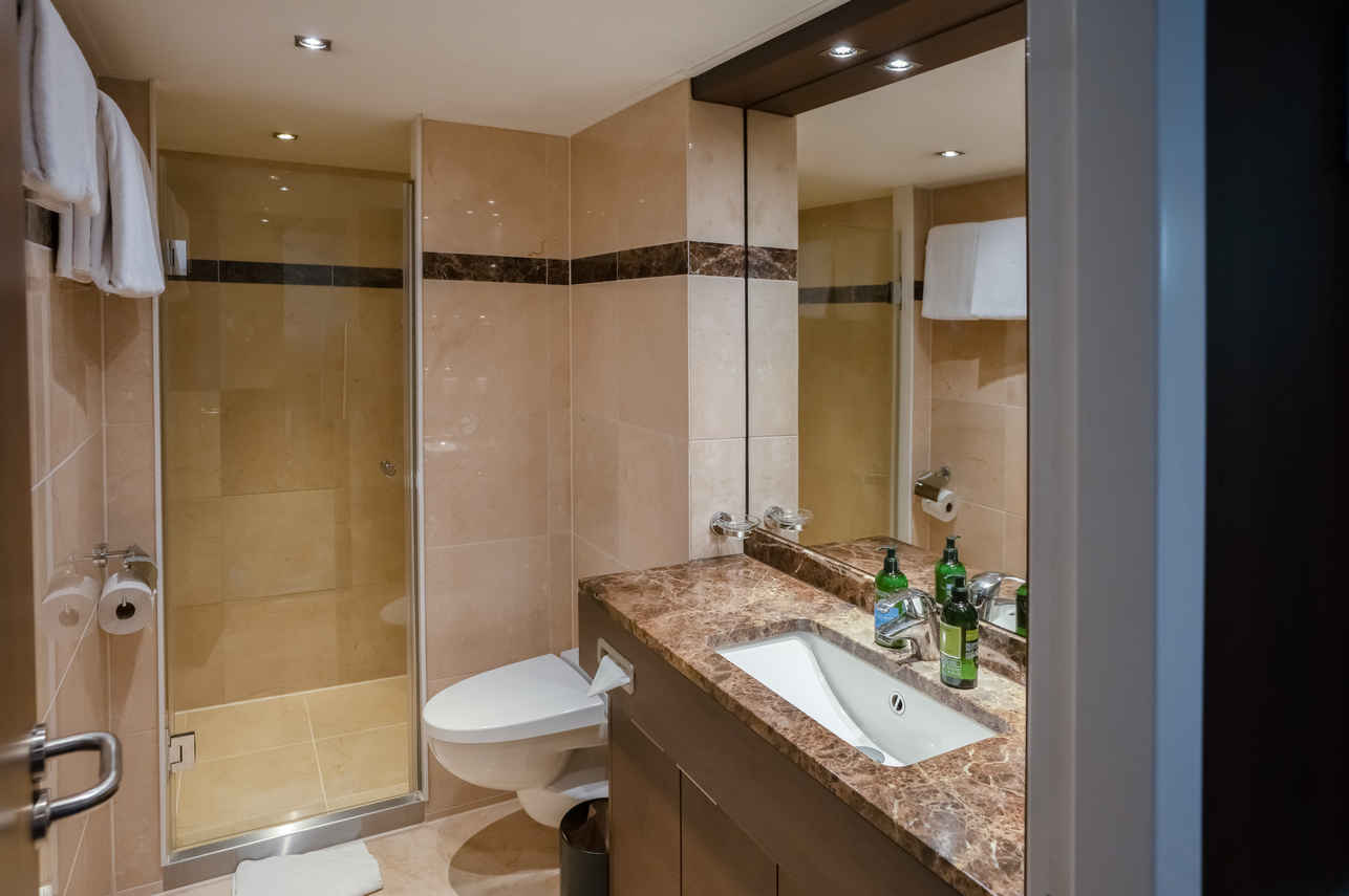 Cabin E - En-suite Bathroom