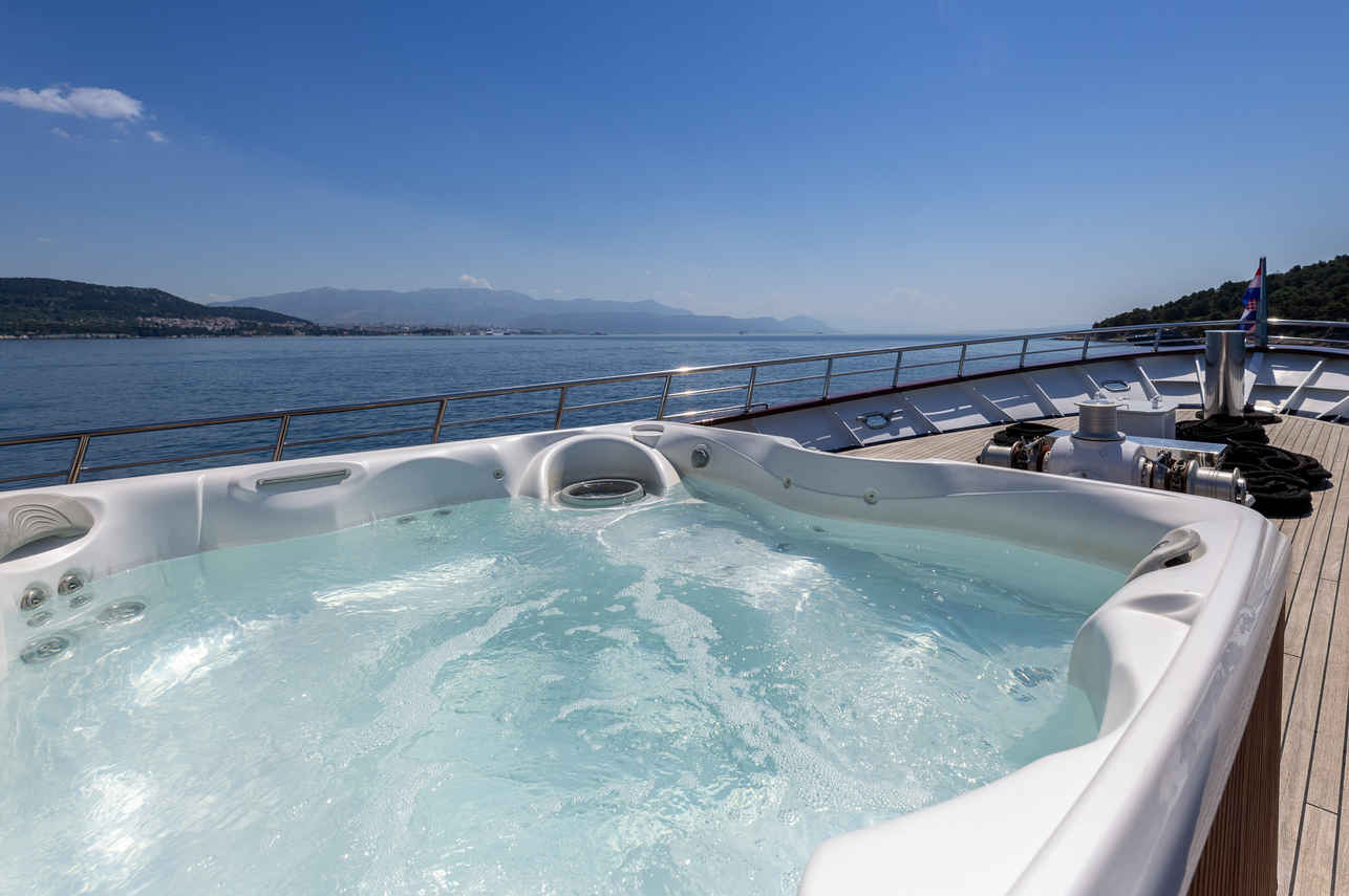 Hot Tub - Providenca Kompas