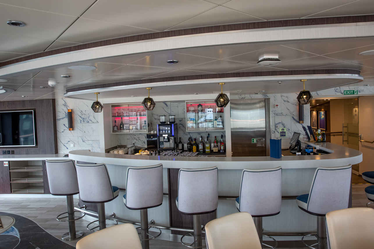 Bar and Lounge Area - Sylvia Earle Arctic