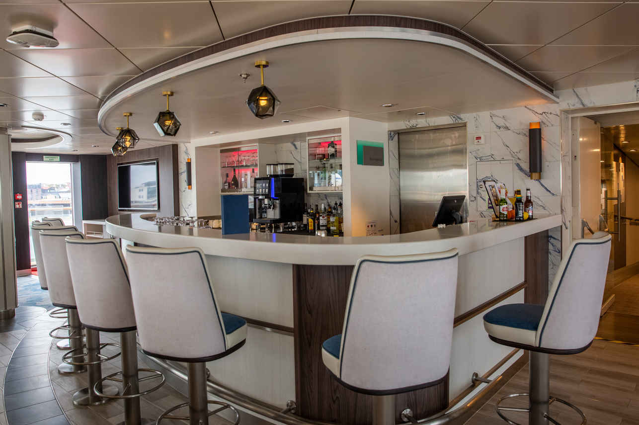 Bar and Lounge Area - Sylvia Earle Arctic