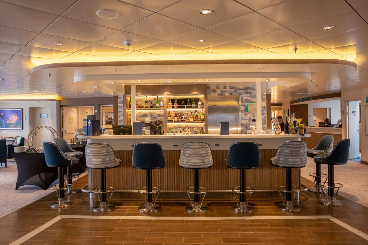 Bar and Lounge Area - Sylvia Earle Arctic