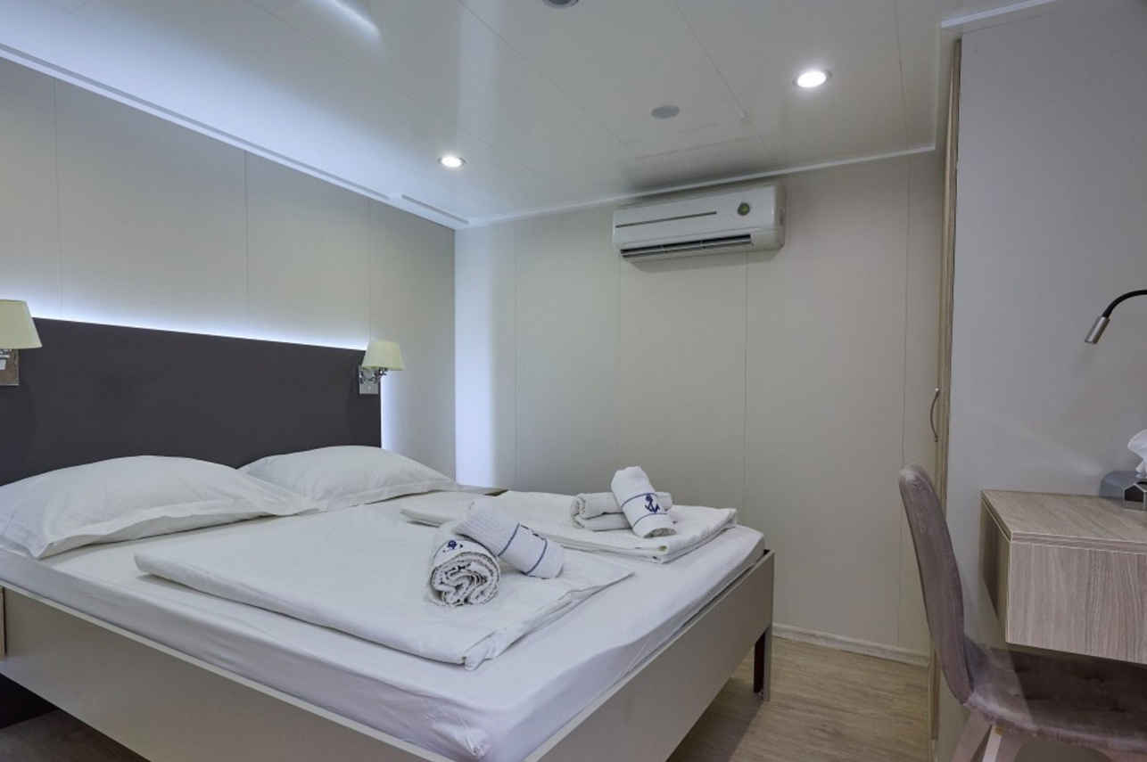 Main Deck Cabin - Azurro