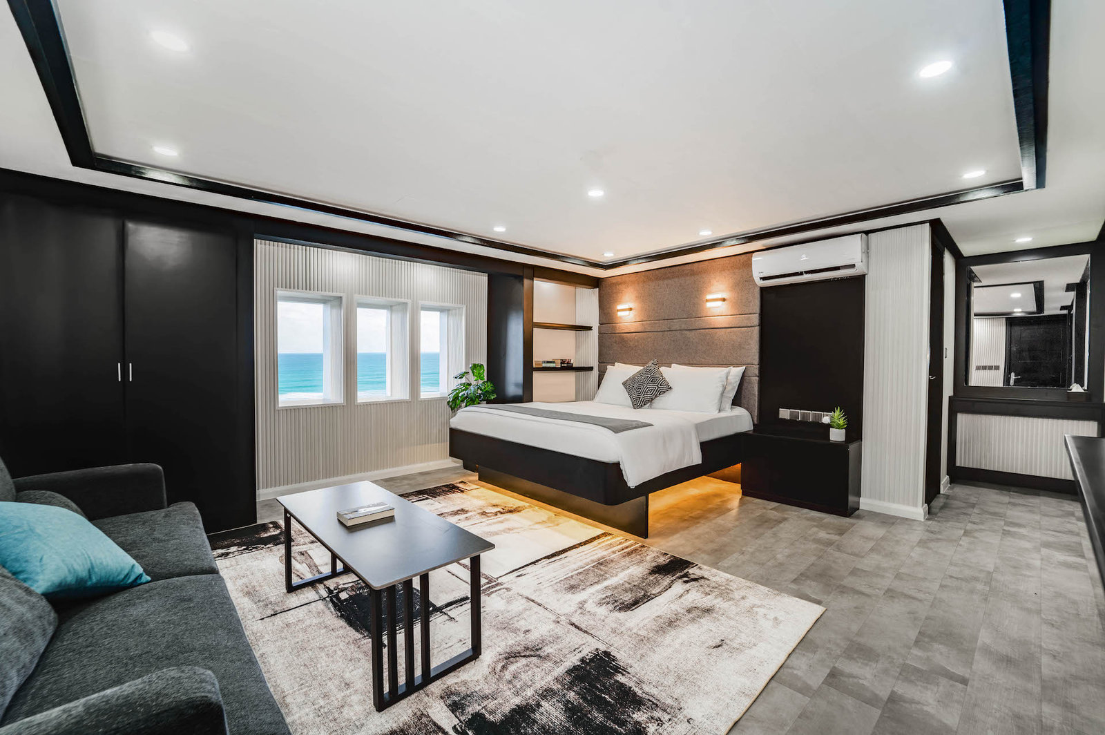 VIP Suite Main Deck, photo 1