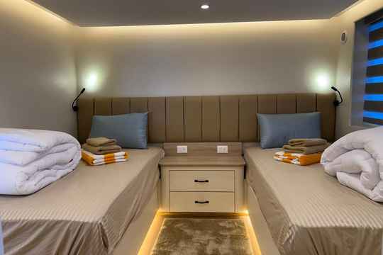 Upper Deck Twin
