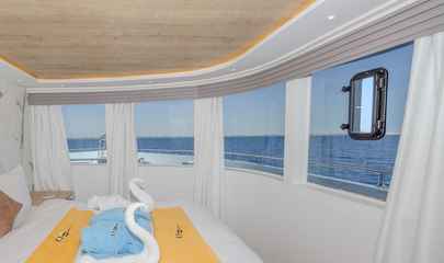 Upper Deck Master Suite